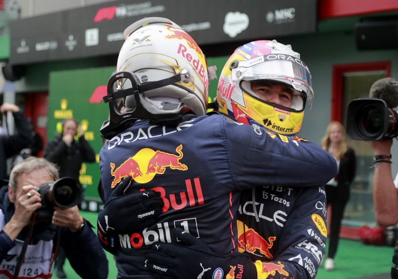 Pérez blikt terug op titelwinst Verstappen: "Was echt speciaal voor mij om hem te helpen"