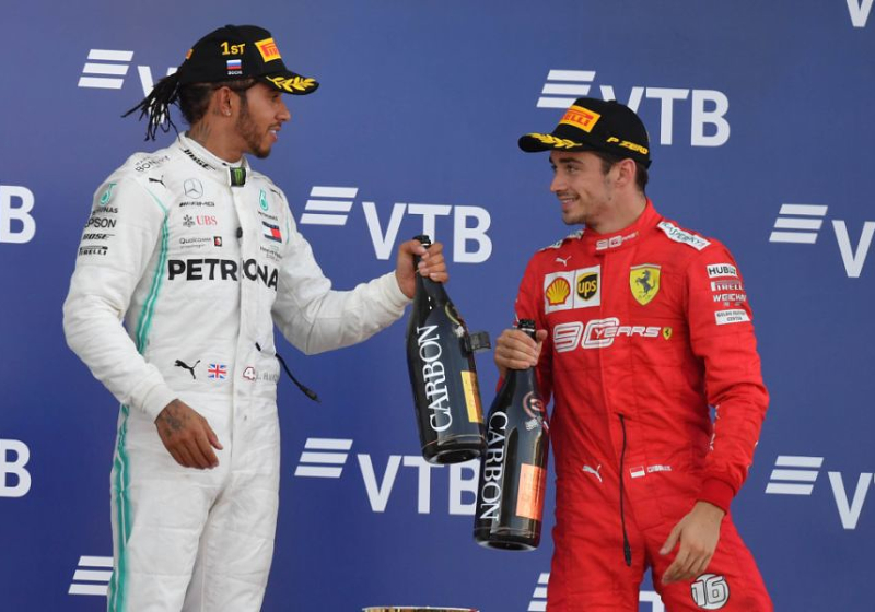 Leclerc looft zesvoudig kampioen Hamilton: "Ik heb niet eens één titel"