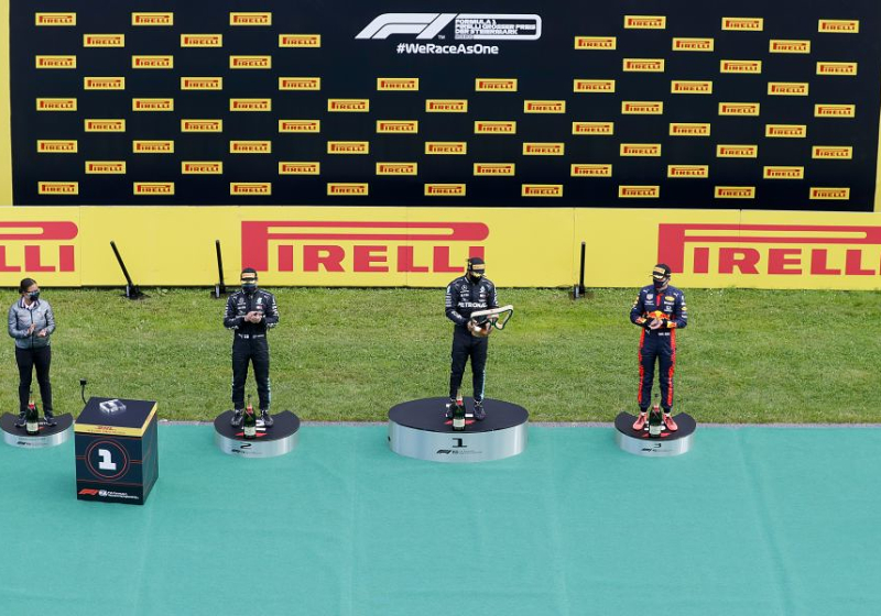 Hamilton: 'Podium ceremonie raar en overdreven, gooi de trofee gewoon'