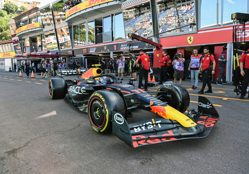 Checo Pérez: El RB19 no es muy bueno en las curvas de media y alta velocidad