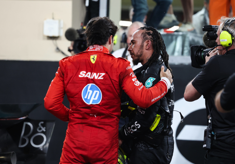 F1 boss hits out at Hamilton Ferrari move