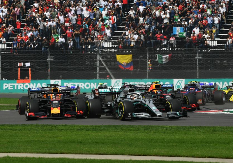 De schade aan de Mercedes van Hamilton na botsing met Verstappen