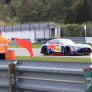 Rode vlaggen bij Race 1 op de Nürburgring: heleboel auto's crashen op elkaar bij Klostertal
