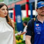 Zeldzaam bezoekje Kelly Piquet: Braziliaanse aan arm Verstappen paddock binnen