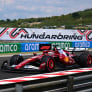 Leclerc klokt snelste tijd en ziet Ferrari stuklopen, Verstappen P2 op ruime afstand