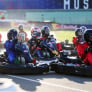 Verstappen geniet van kartrace tegen 100 man: 'Hij had een grote mond'