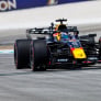 Oververhitte Verstappen achter Hadjar in tweede vrije training Maleisië, Leclerc het snelst