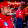 Hamilton bijt op zijn lip bij Ferrari: