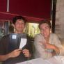 Albon steekt de draak met Russell en neemt hem mee naar een 'drive through'