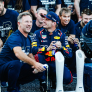 VIDEO: Barman Christian Horner en Red Bull-crew zingen 'Wonderwall' op titelfeestje