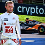 Piastri moet naar de stewards, Magnussen boos op McLaren-coureur: "Dit moet stoppen"