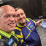 Van Gerwen en Littler kunnen het niet laten en volgen zege Verstappen tijdens toernooi