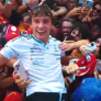 Crowdsurfende Antonelli viert overwinning GP Italië met massaal aanwezige fans