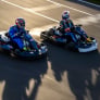 Max vs 100 gemist? Bekijk hier de hoogtepunten van de kartrace met Verstappen