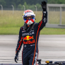 Verstappen meldt zich in Oostenrijk voor heropening Hangar-7 en trakteert aanwezigen op donuts