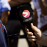 Viaplay-reporter hardhandig van grid verwijderd tijdens interview met Verstappen