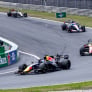 Verstappen schrikt van regenbui in slotfase sprintrace: 
