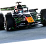 Russell snelste in VT1 Japan ondanks 'idioot' Pérez, Verstappen komt acht tienden tekort