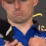 Grappige beelden: Verstappen kampt met kapotte microfoon tijdens persmoment
