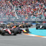 Verstappen lijkt leiding te pakken, maar spint en valt ver terug bij start GP Miami