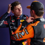 Norris lijkt scheldend de fout in te gaan in cooldown room: briljante reactie Verstappen