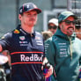 Verstappen kijkt met open mond naar Alonso: 