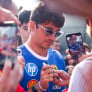 Chaos in paddock op Monza: fans vallen Leclerc lastig, beveiliging moet ingrijpen