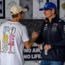 Vettel bezoekt Red Bull Racing en laat verrassing achter voor Verstappen