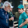 'Alonso deelt waarschuwing uit aan Aston Martin door met Briatore gespot te worden'