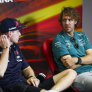 Vettel kijkt kritisch naar manier van opvoeden Jos Verstappen: "Werkt dat?"