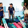 Verstappen en Hadjar pranken hotelgasten in hilarische video: 