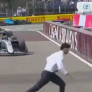 Schrikmoment in Monaco: man rent vlak voor aanstormende F2-auto's pitstraat in