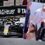 Penelope klampt zich vast aan Verstappen voor GP Monaco: 