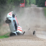 Bizarre crash in Polen: auto vliegt meermaals over de kop in enorme rallyklapper