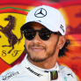 Hamilton doet bijzondere onthulling over Ferrari-transfer: 'Zelfs mijn ouders wisten van niks'