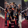 VIDEO: Red Bull viert feest met Pérez en Alonso, Verstappen maakt zich uit de voeten