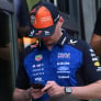 Verstappen laat koelvest in de garage liggen: 