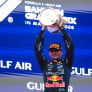 Waché geniet in zijn uppie van podiumceremonie Verstappen onder genot van een sigaretje