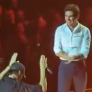 Enrique Iglesias buigt voor aanwezige Sergio Pérez tijdens concert