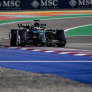 Bizar: spiegel blijft rondjes lang op rechte stuk liggen, Hamilton en Sainz rijden lek