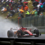 Verstappen ruim het snelst in regen, pole in België vanwege motorstraf naar Leclerc