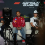 Sainz dolt met Hamilton op persconferentie: 