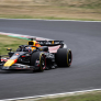 Verstappen slaat aanval van sterke Pérez af en pakt pole position in Japan