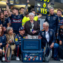 Video: Oma van Verstappen vlucht weg tijdens overwinningsritueel Red Bull Racing