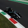 Ferrari bepaalt het tempo in Italië tijdens VT1, Mercedes kijkt aan tegen flink gat