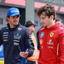 Sainz en Leclerc stranden in Italië door vliegtuigproblemen: