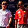 Hamilton laat perszaal lachen met duidelijk advies aan Antonelli: 'Langzamer rijden'