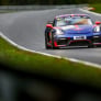 Verstappen foutloos in Nürburgring-debuut en pakt eerste plek bij de teruggeschroefde Porsches
