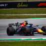 Verstappen deelt eerste tik uit tijdens terugkeer in Maleisië, Russell en Hadjar volgen