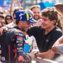 FIM schorst leider in wereldkampioenschap na bizar incident met marshal
